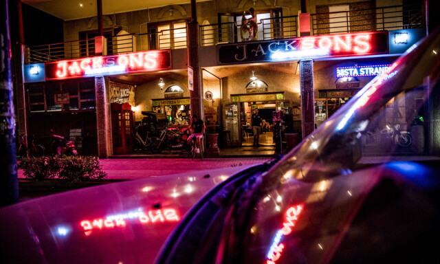 KOS BY, KOS, HELLAS Russen og andre unge fester på den greske øya Kos. Bilde av utestedet Jacksons som ligger langs stranden. Foto: Christian Roth Christensen / Dagbladet